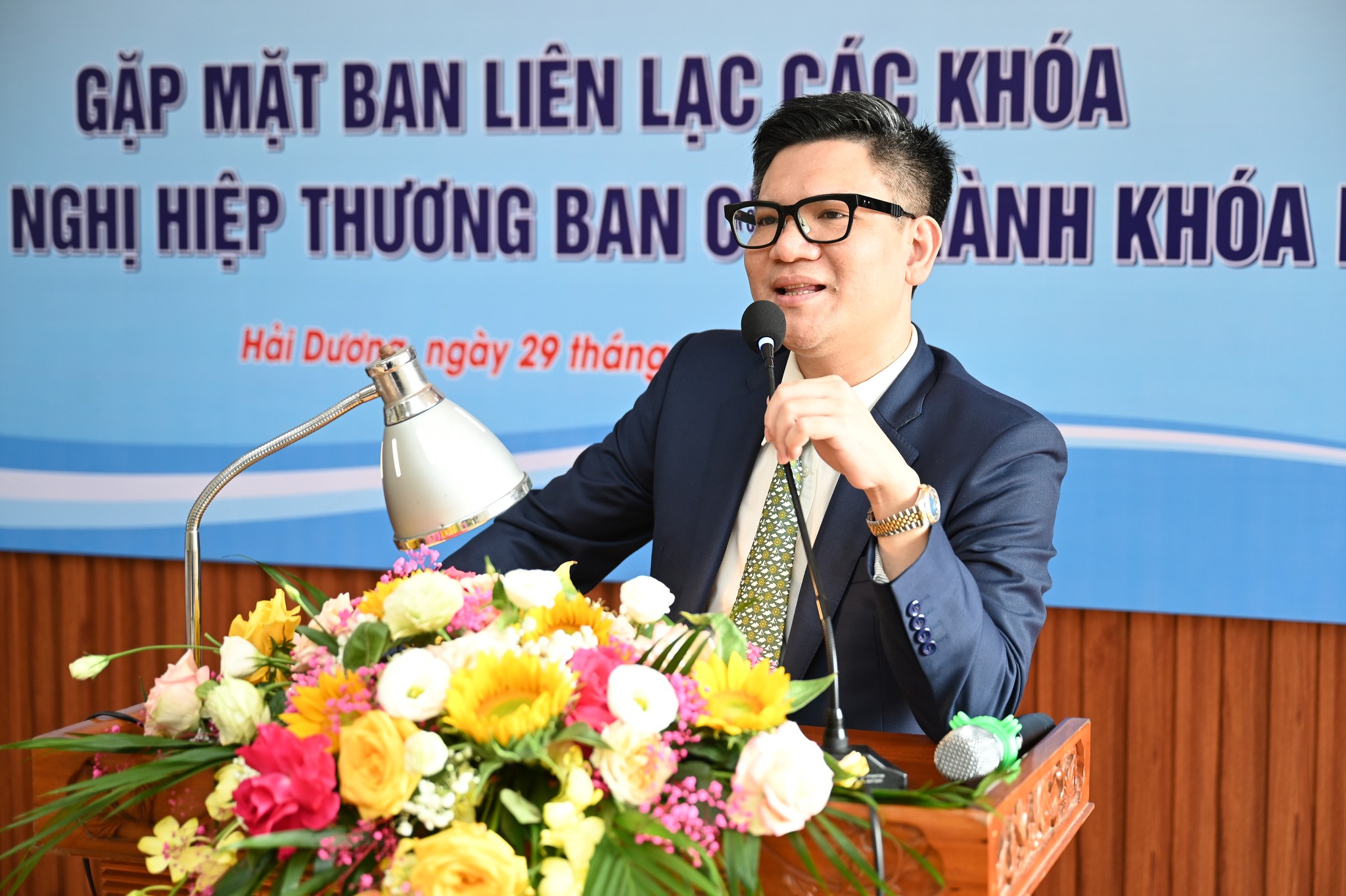 Có thể là hình ảnh về 1 người và văn bản cho biết 'GẶP MẶT BAN LIÊN LAC CÁC KHÓA NGHỊ HIỆP THƯƠNG BAN 00 ÀNH KHÓA Hải Dươn ngày 29 tháng'